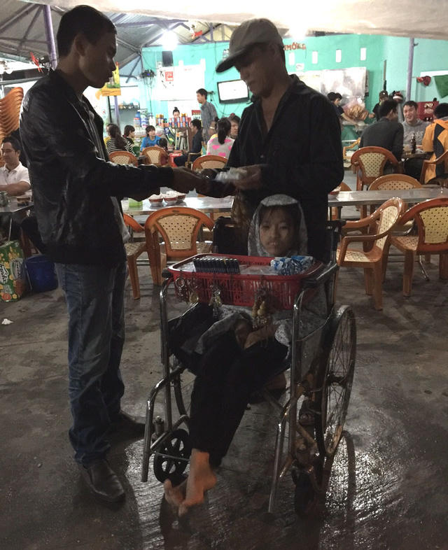 Sửng sốt trước bí mật của hai “cha con” ăn xin