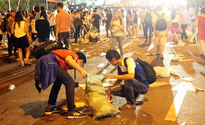 Cây nát, đường đầy rác sau Giao thừa