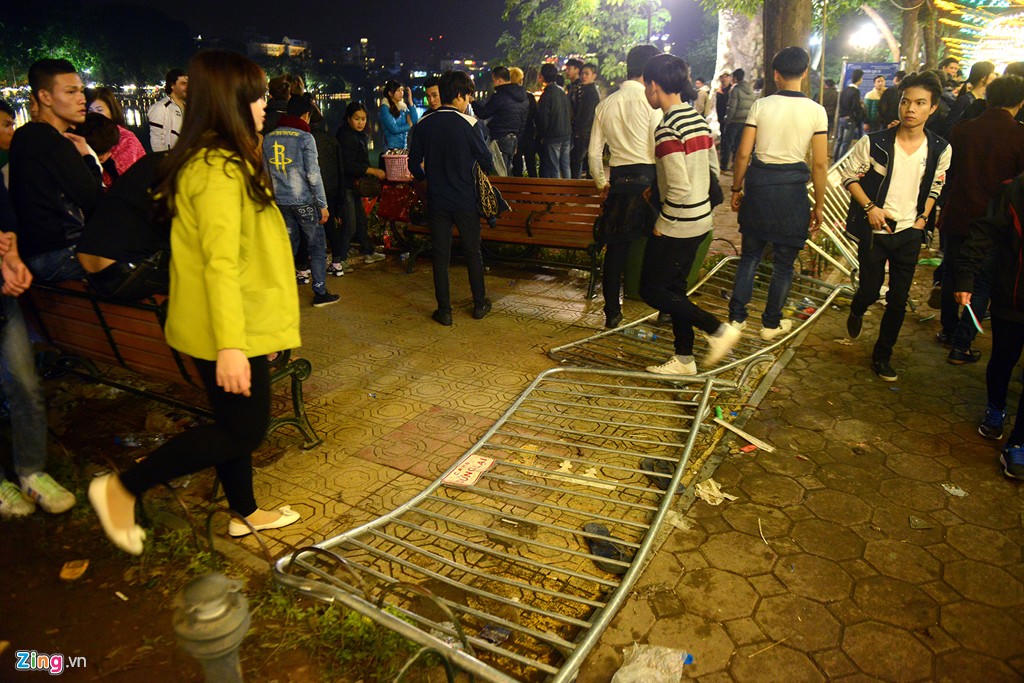 Cây nát, đường đầy rác sau Giao thừa