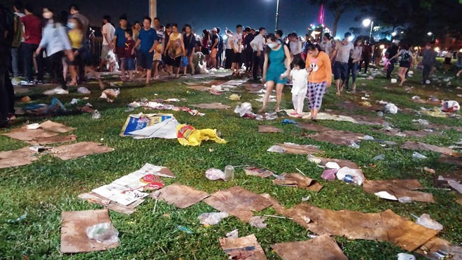 Cây nát, đường đầy rác sau Giao thừa