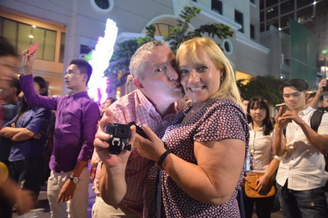 Đầu năm, tình yêu ngập tràn phố phường Hà Nội, TP HCM