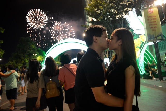 Đầu năm, tình yêu ngập tràn phố phường Hà Nội, TP HCM