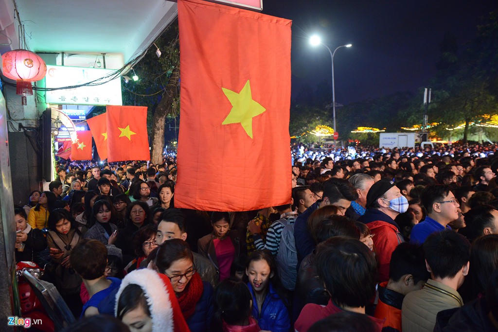 Đầu năm, tình yêu ngập tràn phố phường Hà Nội, TP HCM