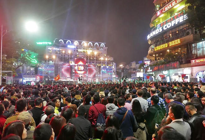 Đầu năm, tình yêu ngập tràn phố phường Hà Nội, TP HCM