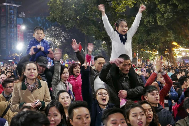 Đầu năm, tình yêu ngập tràn phố phường Hà Nội, TP HCM