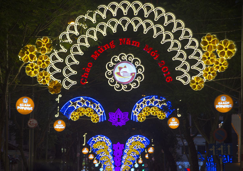 Đầu năm, tình yêu ngập tràn phố phường Hà Nội, TP HCM