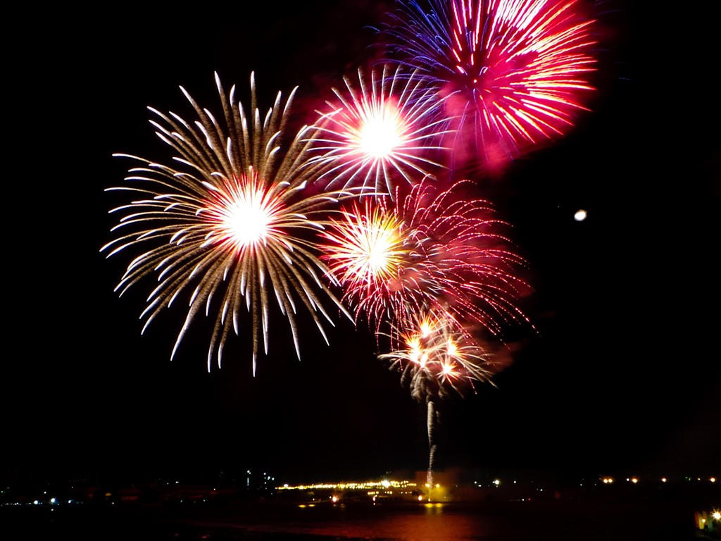 Đầu năm, tình yêu ngập tràn phố phường Hà Nội, TP HCM