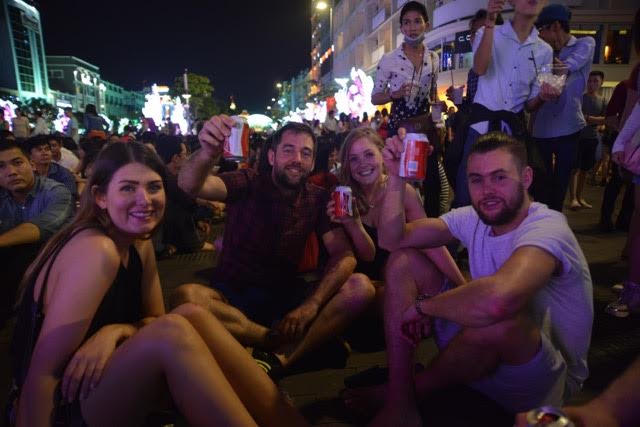 Đầu năm, tình yêu ngập tràn phố phường Hà Nội, TP HCM