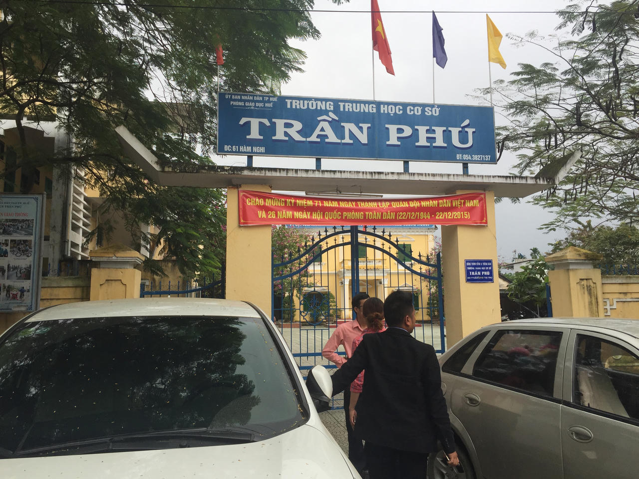 Nữ sinh lớp 7 rủ nhau đánh bạn dã man tại trường