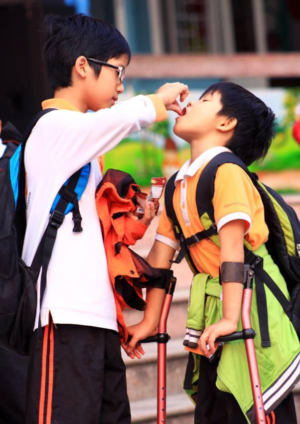 Cảnh “chú lính chì” Thiện Nhân được anh chăm sóc “đốn tim” dân mạng