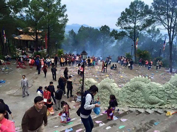 Ngán ngẩm cảnh người trẻ “xả rác cầu an“