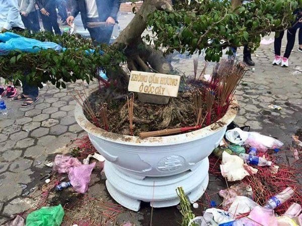 Ngán ngẩm cảnh người trẻ “xả rác cầu an“