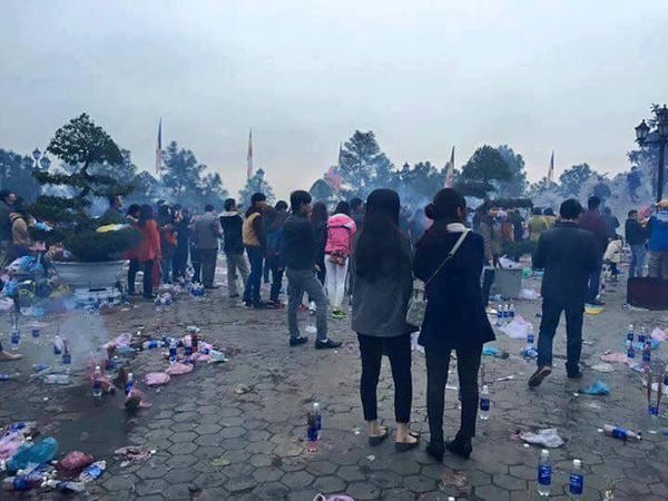 Ngán ngẩm cảnh người trẻ “xả rác cầu an“