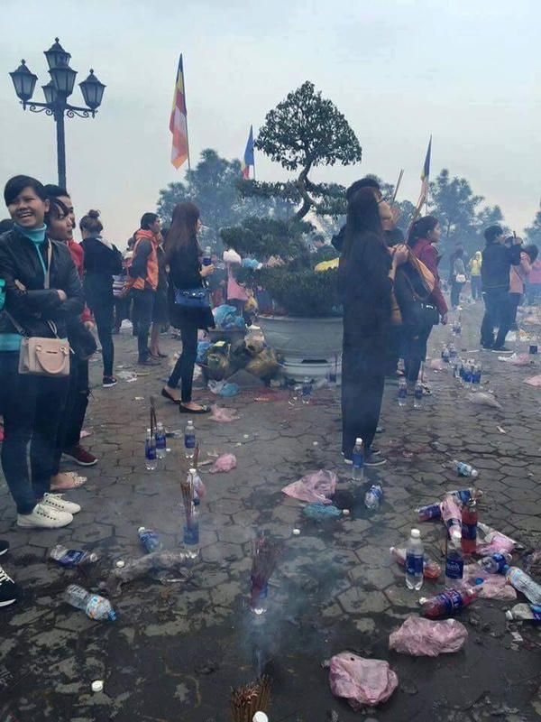 Ngán ngẩm cảnh người trẻ “xả rác cầu an“