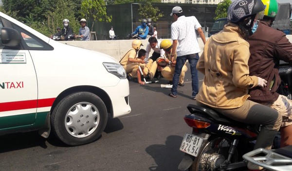 2 thanh niên phi xe đâm cảnh sát giao thông gãy chân, bất tỉnh