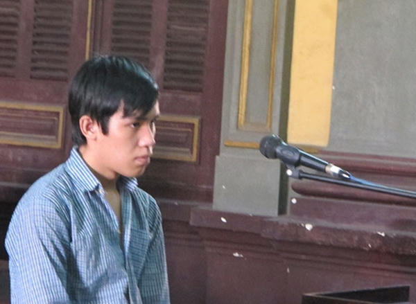 Nhờ anh 'xe ôm' cởi quần áo hộ rồi cho luôn... 'cái ngàn vàng'