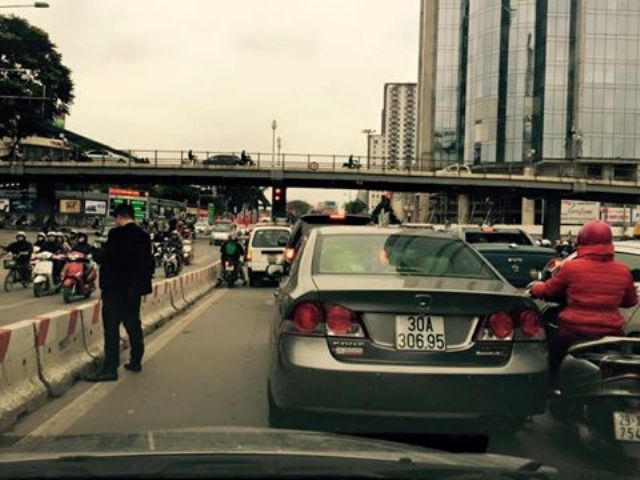  Truy tìm chàng bảnh bao thản nhiên 'trút nỗi buồn' giữa phố đông