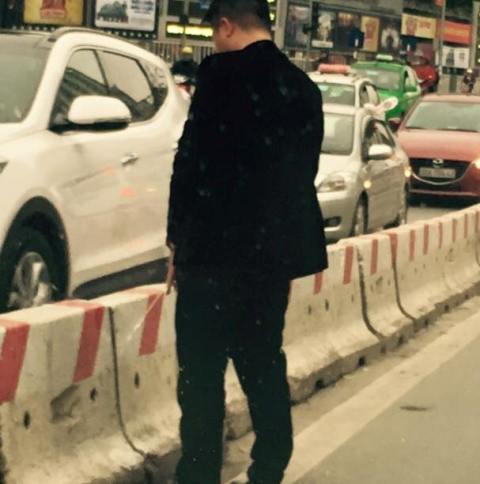  Truy tìm chàng bảnh bao thản nhiên 'trút nỗi buồn' giữa phố đông