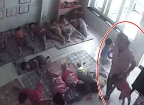 Điếng người bảo mẫu xách bé gái quăng như... thú bông