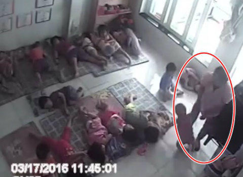 Điếng người bảo mẫu xách bé gái quăng như... thú bông