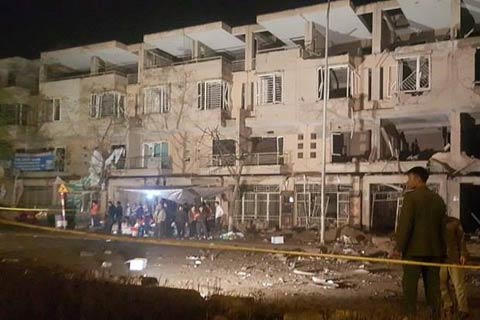 Chia sẻ với nỗi đau nạn nhân, “chong đèn” xử lý hậu quả vụ nổ