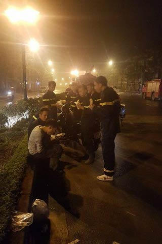 Chia sẻ với nỗi đau nạn nhân, “chong đèn” xử lý hậu quả vụ nổ