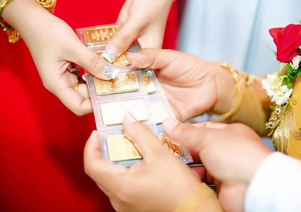 Choáng với “cô dâu vàng miếng” miền Tây