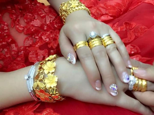 Choáng với “cô dâu vàng miếng” miền Tây