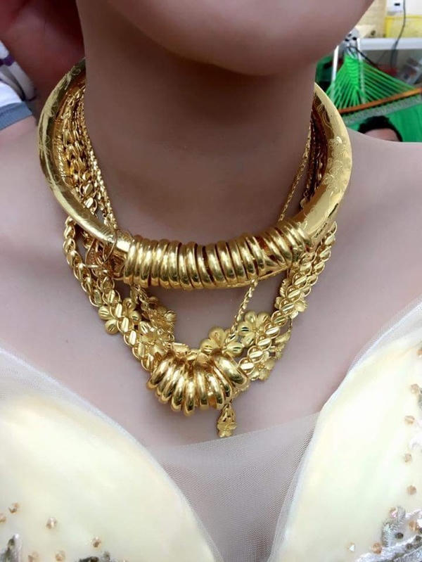 Choáng với “cô dâu vàng miếng” miền Tây