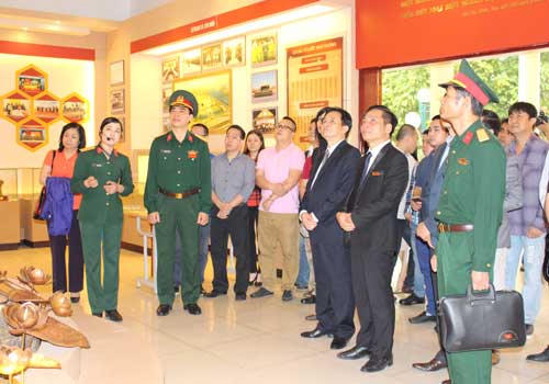 Sinh hoạt chuyên đề giữa Báo Pháp luật Việt Nam với Trường Sỹ quan Chính trị