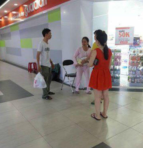 Vợ chậm cho con bú bị chồng “phang” giữa siêu thị