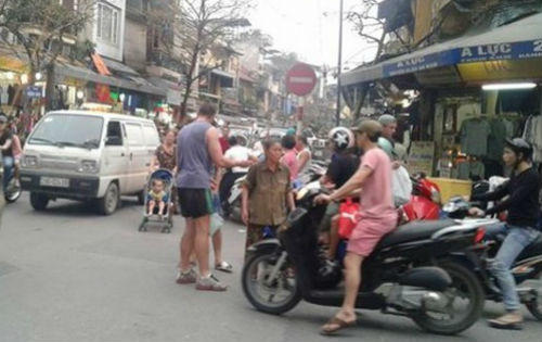 Anh Tây ôm bà hàng rong nhem nhuốc bày tỏ tình cảm giữa phố