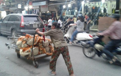 Anh Tây ôm bà hàng rong nhem nhuốc bày tỏ tình cảm giữa phố