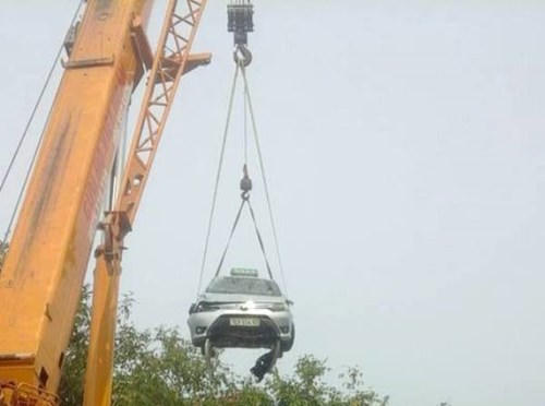 Taxi mất lái chìm nghỉm dưới hồ, 4 người thiệt mạng