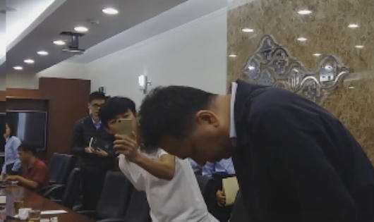 Lãnh đạo Formosa cúi đầu xin lỗi người dân Việt Nam