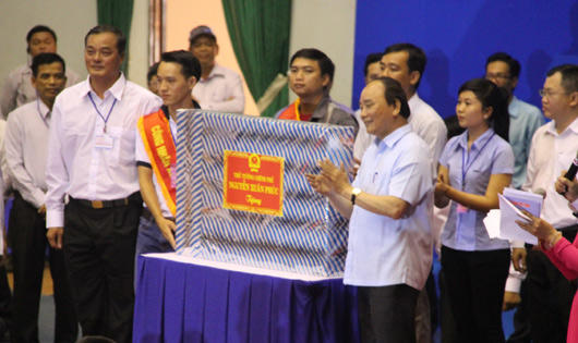 Hình ảnh ấn tượng về Thủ tướng với công nhân miền Nam