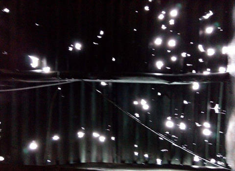 Mưa đục thủng mái tôn nhà dân, hạt như ngón chân phá cây quả