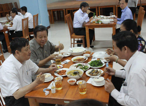 Hải sản vào bàn ăn cán bộ công chức Đà Nẵng
