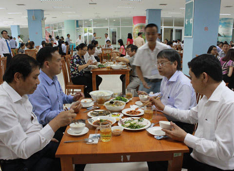 Hải sản vào bàn ăn cán bộ công chức Đà Nẵng