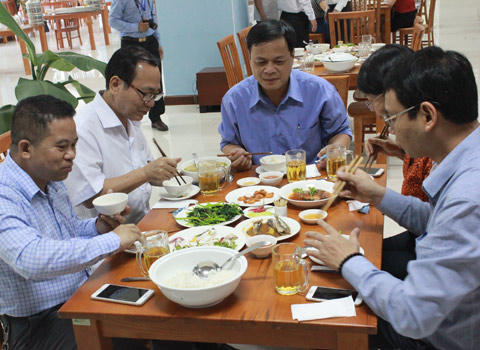 Hải sản vào bàn ăn cán bộ công chức Đà Nẵng