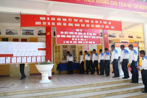 Cử tri Trường Sa và vùng biên giới Lai Châu nô nức đi bầu cử