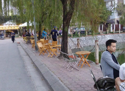Bờ hồ Văn Quán bị chiếm làm nơi kinh doanh