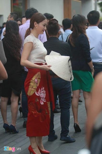 'Cô gái xấu xí' diện đồ ấn tượng mang quà 'độc' tặng Tổng thống Mỹ