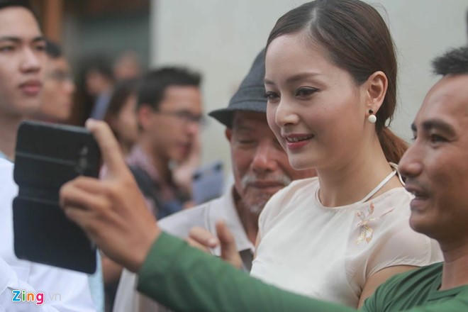 'Cô gái xấu xí' diện đồ ấn tượng mang quà 'độc' tặng Tổng thống Mỹ