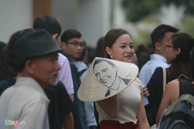 'Cô gái xấu xí' diện đồ ấn tượng mang quà 'độc' tặng Tổng thống Mỹ