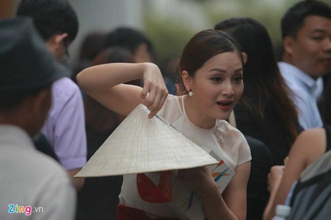 'Cô gái xấu xí' diện đồ ấn tượng mang quà 'độc' tặng Tổng thống Mỹ