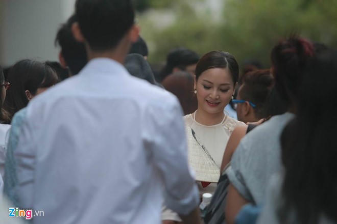 'Cô gái xấu xí' diện đồ ấn tượng mang quà 'độc' tặng Tổng thống Mỹ