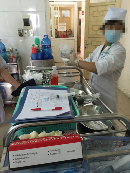 Bệnh viện Bạch Mai pha hóa chất ngay tại phòng bệnh không đảm bảo môi trường