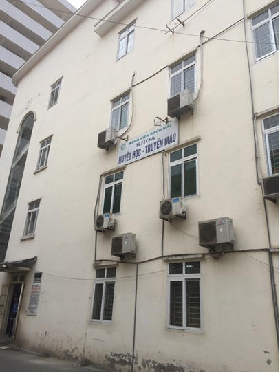 Bệnh viện Bạch Mai pha hóa chất ngay tại phòng bệnh không đảm bảo môi trường