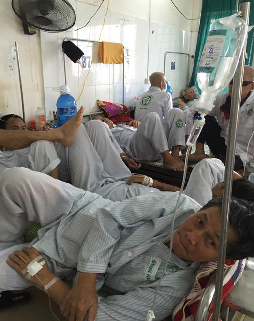 Bệnh viện Bạch Mai pha hóa chất ngay tại phòng bệnh không đảm bảo môi trường